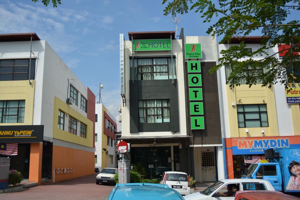 Putra One Avenue Hotel Seri Kembangan Extérieur photo