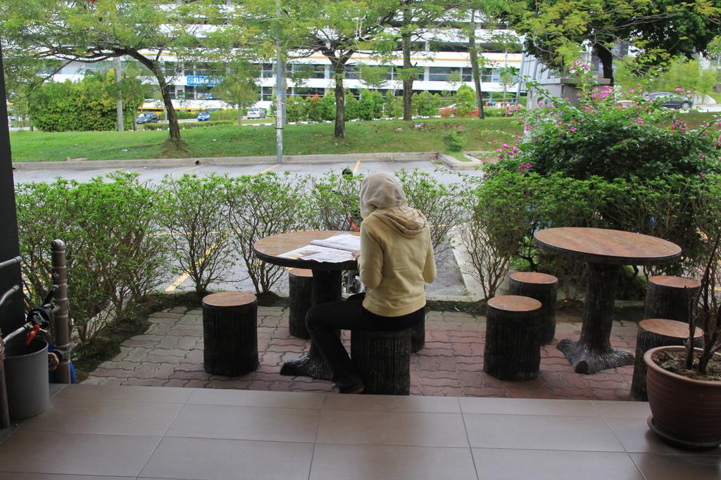 Putra One Avenue Hotel Seri Kembangan Extérieur photo